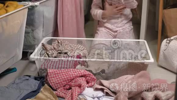小女孩在家里整理衣服视频