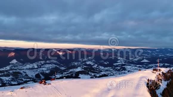 飞越通信塔，山上积雪覆盖冬季景观..