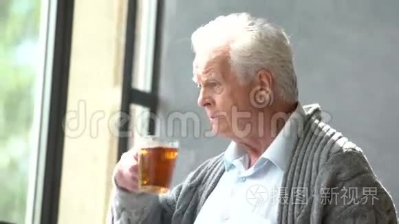 关心老人的白种人喝茶看窗视频
