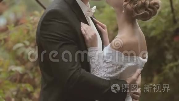 新婚夫妇在公园小巷拥抱亲吻