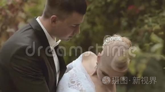 新郎提示新娘亲吻她的脖子视频