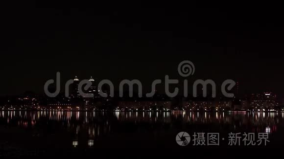 在河的另一边欣赏城市夜景视频