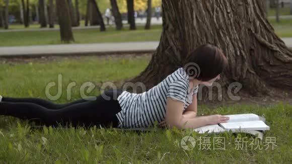 在户外学习的女学生