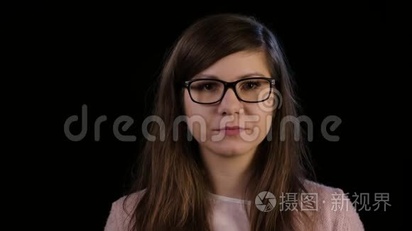 一位戴眼镜的年轻女士视频