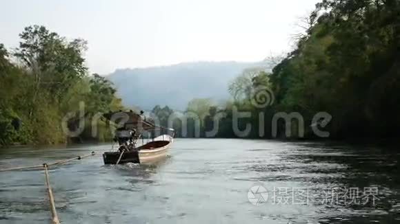 葵河沿岸划船及漂流的广角镜头视频