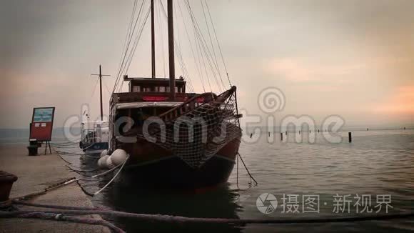旧的旅游船停靠在港口视频