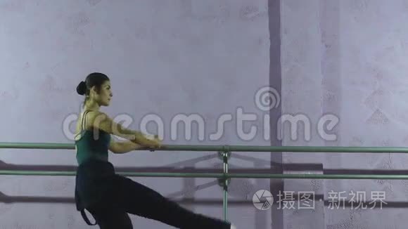 这位舞者表演一个旋转木马视频