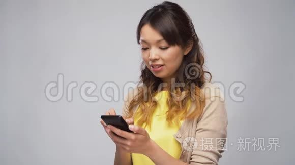 使用智能手机的亚洲女人视频