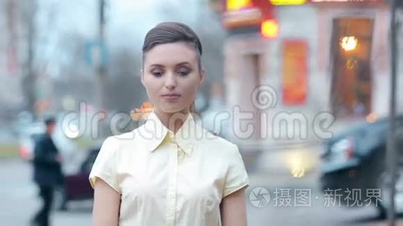 户外戴墨镜的漂亮商务女士视频