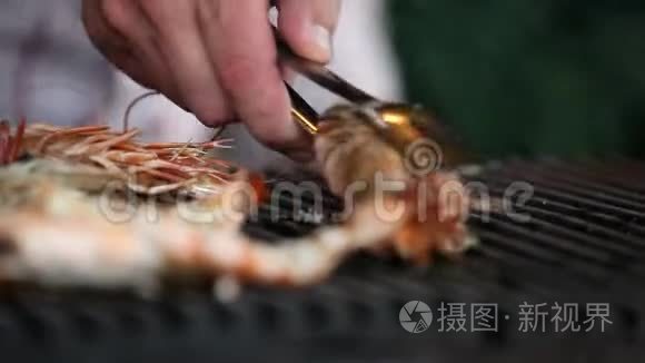 餐厅厨师烤鲜虾视频