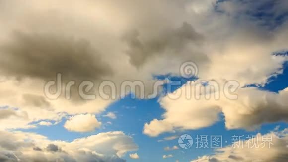 蓝天白云飘浮的特写时间视频