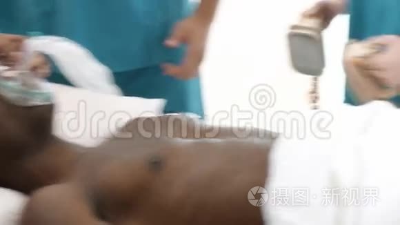医生用除颤器抢救一个年轻人视频