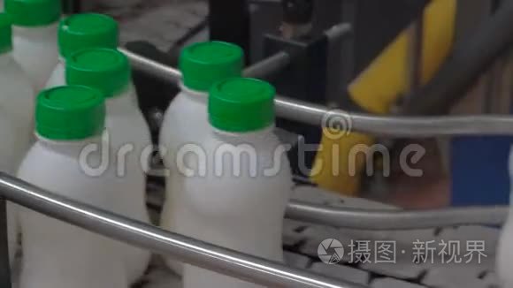 乳品厂。 带酸奶瓶的传送带。