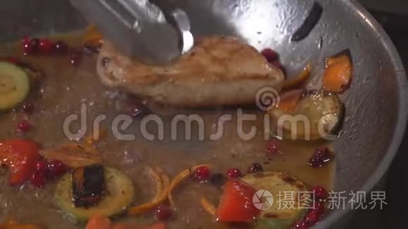 用火做饭。厨师用火锅煮蔬菜和肉