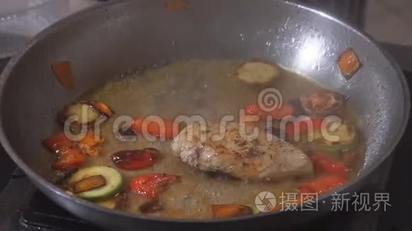 用火做饭。厨师用火锅煮蔬菜和肉