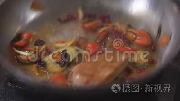 用火做饭。厨师用火锅煮蔬菜和肉