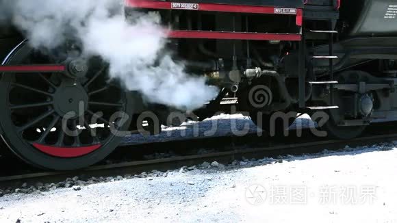 旧的蒸汽机车第一次排烟视频