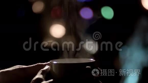 男性手捧一杯热茶视频