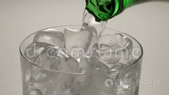 矿泉水从绿色瓶子里倒入玻璃视频