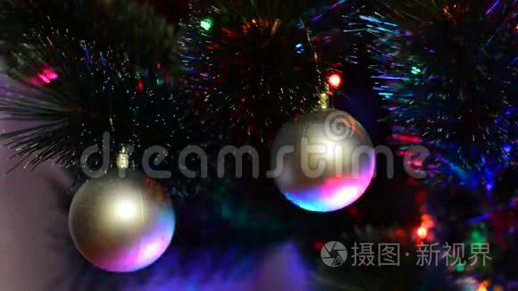 有玩具和照明的圣诞树碎片视频