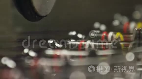在玻璃吹制厂制造安瓿视频
