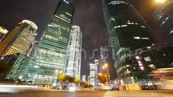 时光流逝城市交通经过摩天大楼，夜晚照亮城市景观，上海。