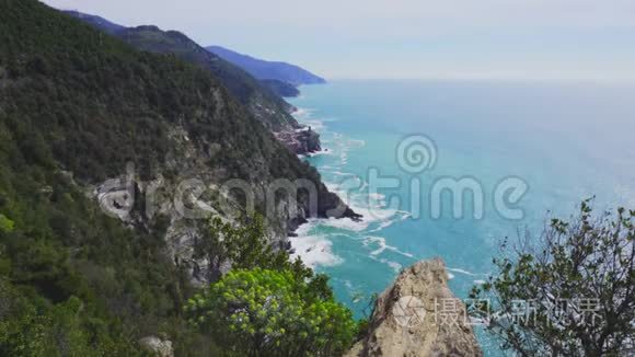 意大利Cinque Terre山顶Vernazza村的景观