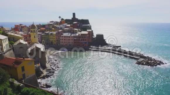 意大利Cinque Terre山顶Vernazza村的景观
