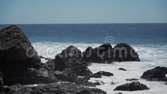 在杜姆点看到阳光明媚的海浪视频