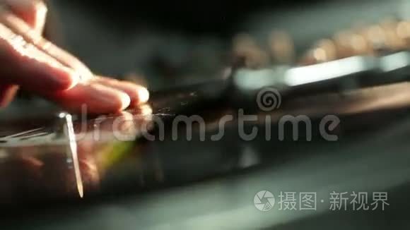 男人的手在刮乙烯基唱片视频