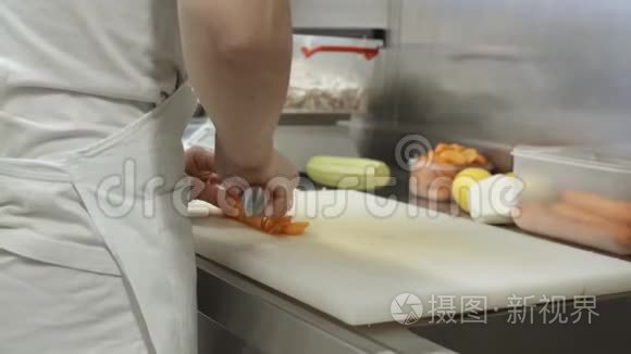 胡萝卜厨房厨师切割的准备视频