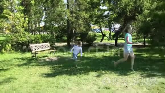 妈妈带着儿子和女儿在公园里视频