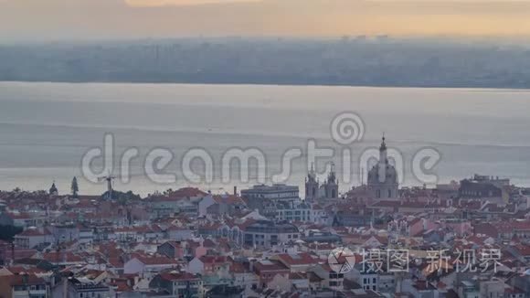 从孟山都早晨时间推移的角度看里斯本和阿尔马达日出期间的全景。