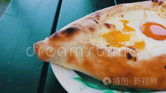 木制木板上有鸡蛋的格鲁吉亚干酪糕点Khachapuri