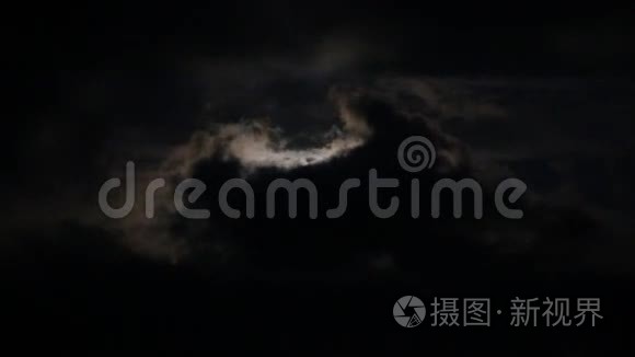 满月的悲惨夜空