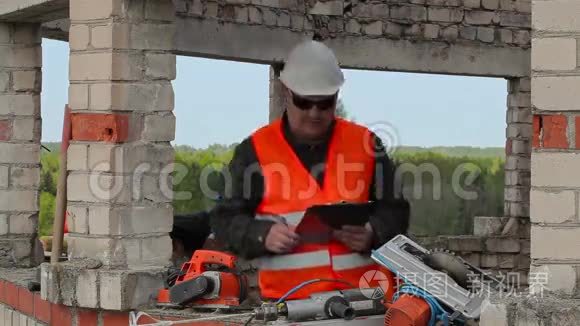 未完工建筑的建筑商检查和书写视频