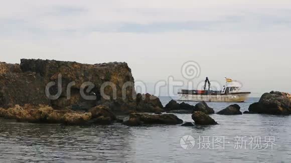 下午渔人船在海上漂浮视频