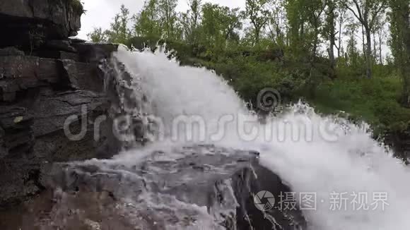 雄伟的淡水山瀑布在荒野深处视频