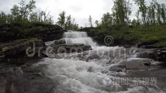 雄伟的淡水山瀑布在荒野深处视频