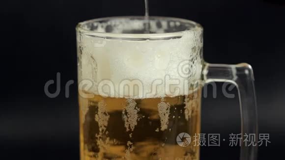 啤酒倒在玻璃杯里。 泡沫