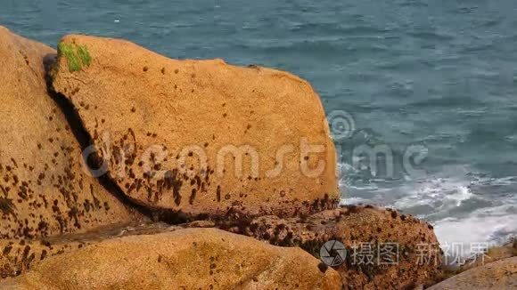 海浪冲击岩石视频