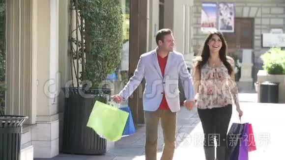 带包购物中心情侣购物的慢镜头视频