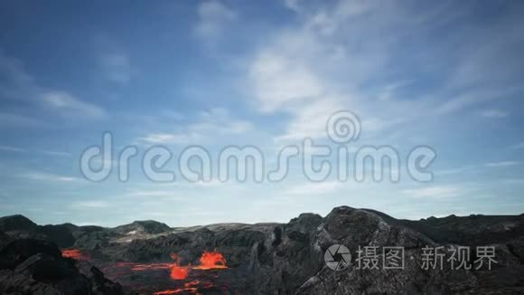 不明飞行物正在火山上空飞行