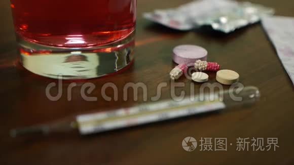 桌子上的药片和温度计