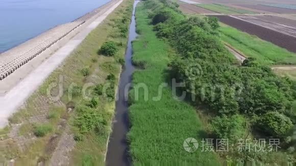 沿着长满青草的河流走乡村道路视频