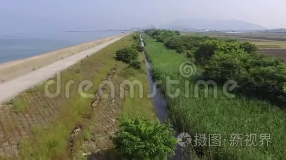 沿着长满青草的河流走乡村道路