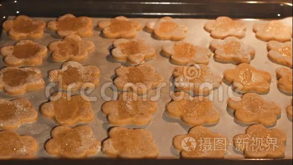 在烤箱里烤饼干时间流逝