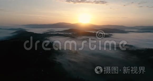 日出时，无人机飞越梦幻的雾谷。