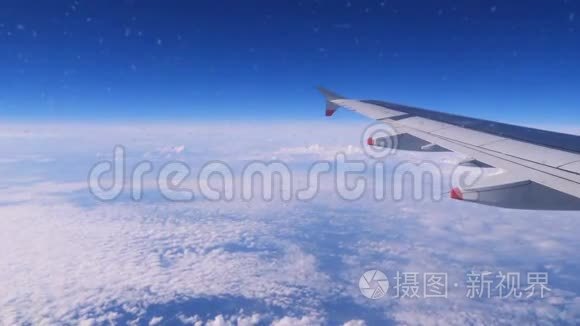 一架飞机飞过云层的翅膀视频