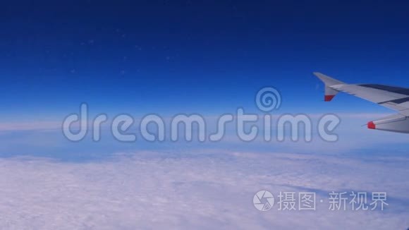 一架飞机飞过云层的翅膀